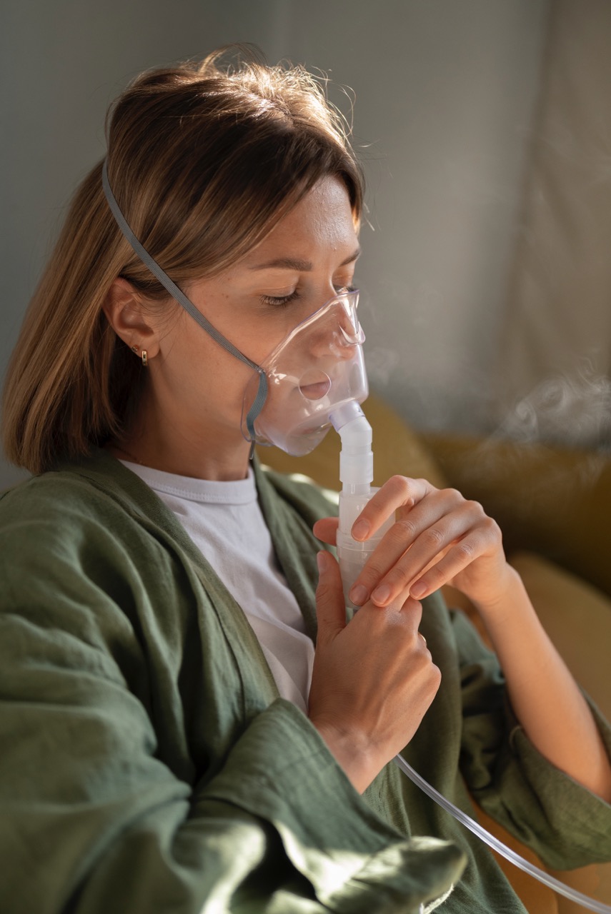 side view woman using nebulizer de tamano grande