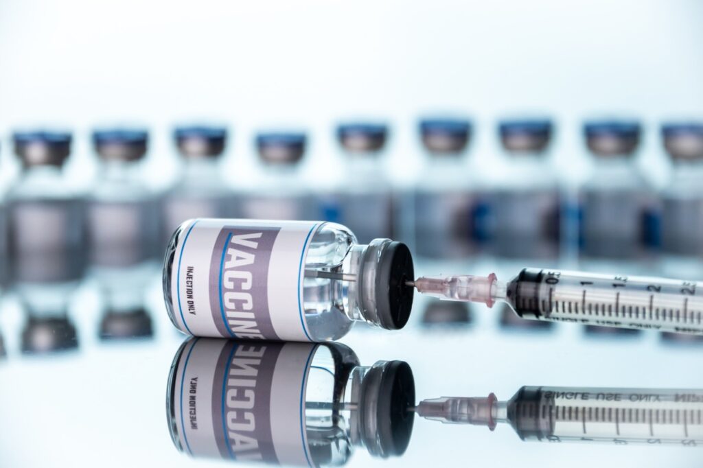 ¿Hepatitis B, Por Qué Vacunarse? 2 glass vials for vaccine and syringe in laboratory 2025 02 21 08 40 30 utc Large