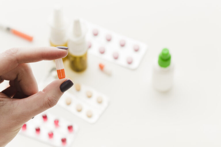 Medicamentos y aplicadores sobre una superficie clínica