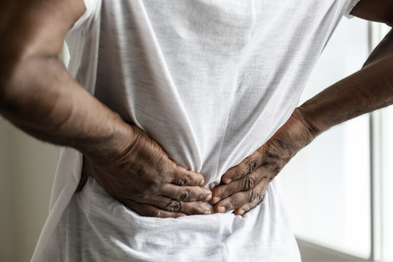 Persona con molestia en la zona lumbar